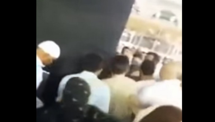 اعتقال شخص حاول إحراق الكعبة (فيديو)