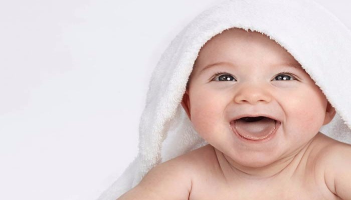 سر بكاء الأطفال داخل الطائرة.. وإليك الحل