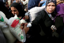 إنتفاضة الجياع.. مواطنون يستولون على محتويات مخزن سلع تموينية (صور)