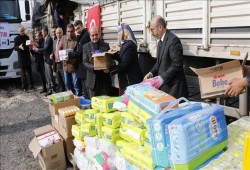 ولايتان تركيتان ترسلان 18 شاحنة مساعدات إلى سوريا