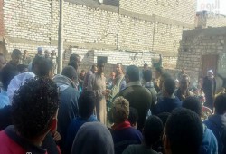 أهالى قرية طوخ بالمنيا يحتجون لهدم كوبرى واستبداله بمعدية