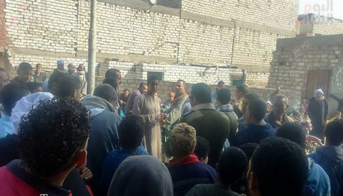 أهالى قرية طوخ بالمنيا يحتجون لهدم كوبرى واستبداله بمعدية