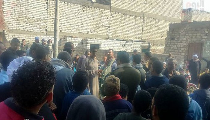 أهالى قرية طوخ بالمنيا يحتجون لهدم كوبرى واستبداله بمعدية