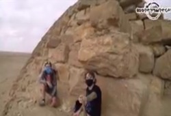 بالفيديو.. اقتحام 3 مغامرين للهرم الأكبر ليلاً يظهر عورة أمن الانقلاب