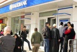 الهلال الأحمر التركي يوزع مساعدات نقدية للسوريين بقيمة 100 ليرة شهريا