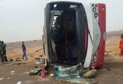 إصابة 11 شخص في انقلاب أتوبيس بطريق أسيوط - البحر الأحمر