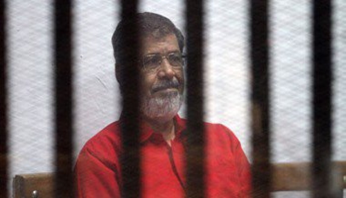 الانقلاب يستأنف محاكمات الرئيس مرسي بهزلية "إهانة القضاء"