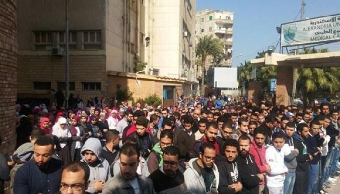 طلاب الإسكندرية يؤدون صلاة الغائب على ضحايا حادث نويبع