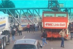 سقوط   كوبرى مشاه  بطريق الاسكندرية الصحراوى يتسبب فى ازدحام مرورى