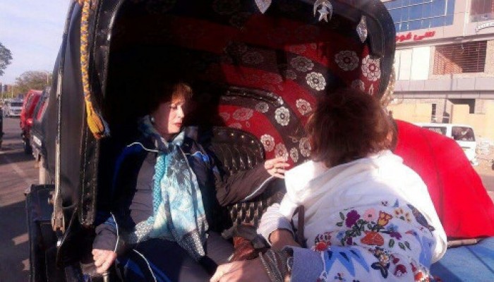 على غرار السيسي.. جيهان السادات تتجول بحنطور في أسوان