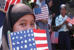 اسكتوا يا عرب، فأنتم آخر من ينتقد عنصرية ترامب !