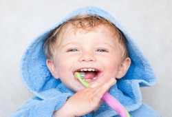 8 خطوات سهلة لحماية أسنان طفلك