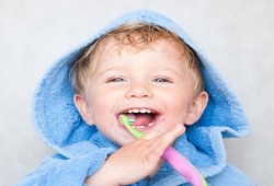 8 خطوات سهلة لحماية أسنان طفلك