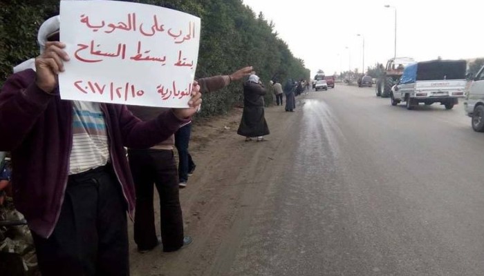 سلسلة بشرية لثوار النوبارية تتحول لمسيرة رافضة لحكم العسكر