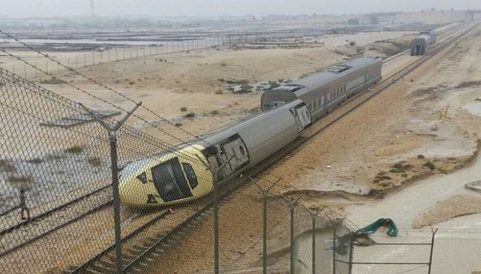 السيول تتسبب في حادث قطار بالسعودية وإصابة 18