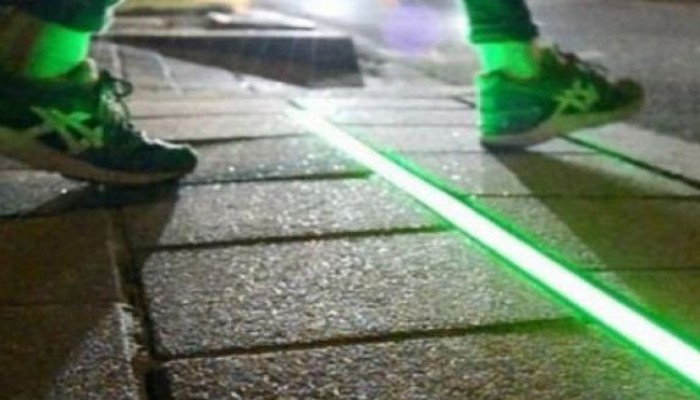 إضاءة أرصفة بمدينة هولندية لمنع حوادث "مدمني الهواتف الذكية"