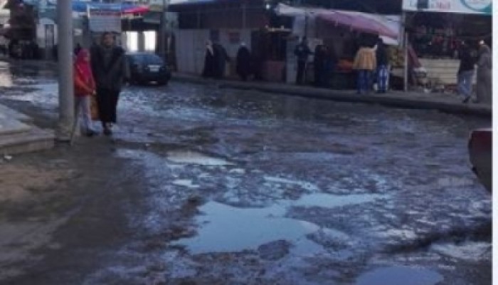 الغضب يسيطر على أهالي كفر الدوار بعد حصار مياه الأمطار لمستشفى المدينة