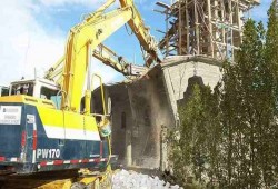 رئيس "العامرية" يعتدي على عجوز قالت له: حرام تهّد جامع ربنا