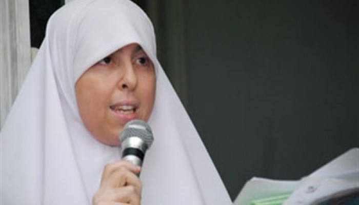 هذا ما قالته "عائشة الشاطر" لوالدها وشقيقها