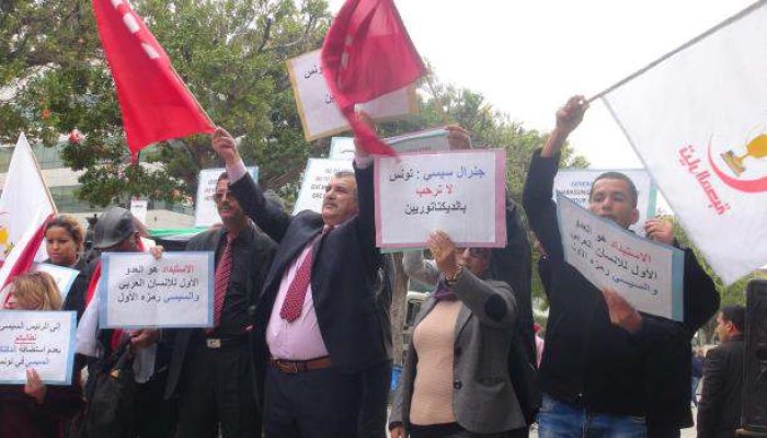 "تونس لا ترحب بالديكتاتور".. احتجاج تونسي على زيارة السيسي