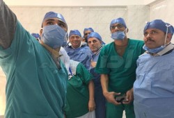 وزير الصحة الانقلابي يلتقط "سيلفى" بغرفة العمليات وسط أنين المرضى