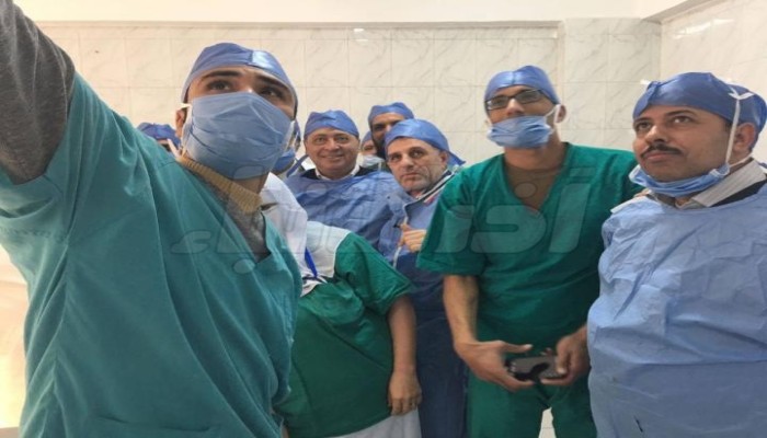 وزير الصحة الانقلابي يلتقط "سيلفى" بغرفة العمليات وسط أنين المرضى