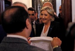 مفتي لبنان يرفض لقاء مرشحة "اليمين" لرئاسة فرنسا بدون غطاء رأسها والأخيرة تنسحب وتستشهد بشيخ الأزهر