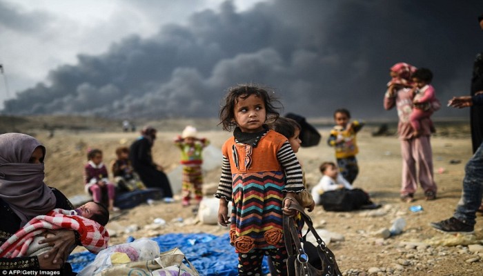 أطفال الموصل بين كماشة الجوع ورصاص القنص