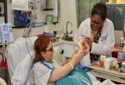 سيدة تُمسك قلبها بيديها لأول مرة في التاريخ