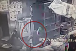 بالفيديو جريمة مفزعة.. شاب يعتدي بـ"ساطور" على بائع فاكهة وزوجته بالمنوفية