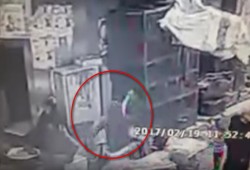 بالفيديو جريمة مفزعة.. شاب يعتدي بـ"ساطور" على بائع فاكهة وزوجته بالمنوفية