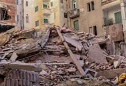 مصرع موظفة وإصابة شقيقتها في انهيار عقار من 4 طوابق بالإسكندرية