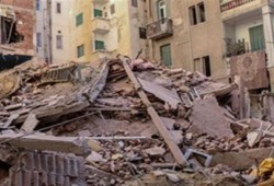 مصرع موظفة وإصابة شقيقتها في انهيار عقار من 4 طوابق بالإسكندرية