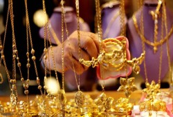 سعر الذهب يقفز فجأة في نهاية تعاملات الخميس .. تعرف على الأسباب