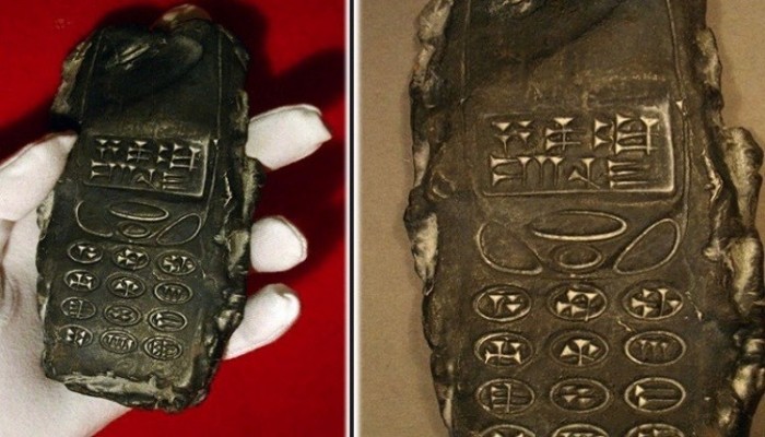 اكتشاف منحوتة تشبه هاتف محمول يعود عمرها لأزمنة غابرة