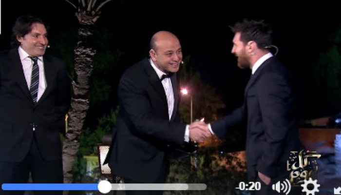ميسي يرفض التعبير عن حبه لمصر بالإنجليزية ويحرج أديب (فيديو جديد)