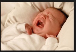 بكاء الرضيع في أشهره الأولى بدون أسباب