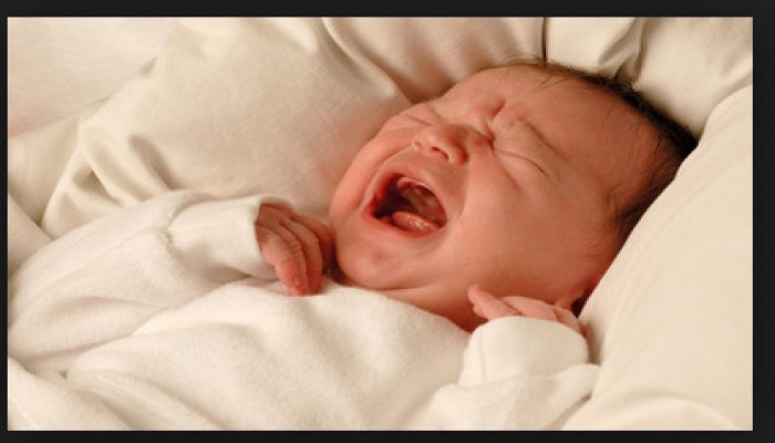 بكاء الرضيع في أشهره الأولى بدون أسباب