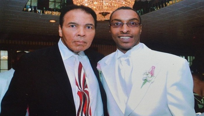 بسبب انه مسلم .. احتجاز نجل "كلاي" بمطار أميركي