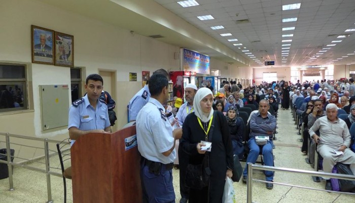 الاحتلال يمنع سفر 29 فلسطينيًّا عبر معبر "الكرامة"