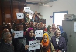 وقفة احتجاجية للعاملين بتأمينات البحيرة مطالبين بعزل رئيسهم