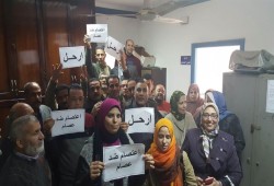 وقفة احتجاجية للعاملين بتأمينات البحيرة مطالبين بعزل رئيسهم