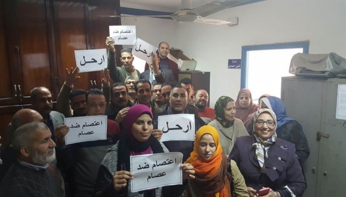 وقفة احتجاجية للعاملين بتأمينات البحيرة مطالبين بعزل رئيسهم