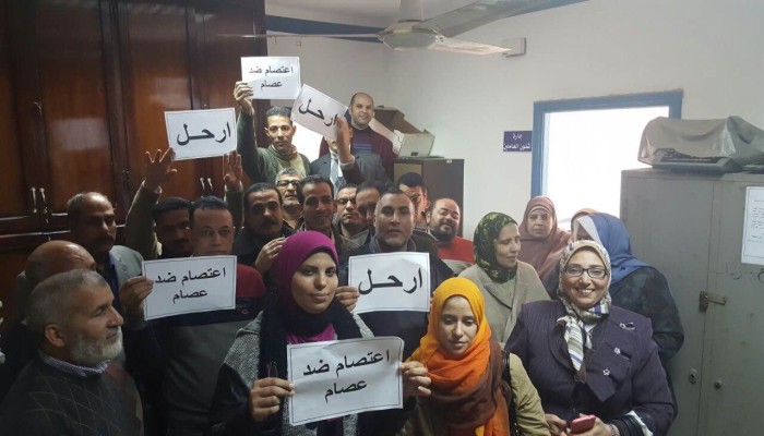 وقفة احتجاجية للعاملين بتأمينات البحيرة مطالبين بعزل رئيسهم
