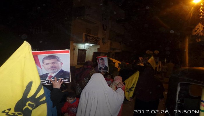 "العدوة" مسقط راس الرئيس مرسي تواصل التظاهر في ثالث أيام "قادتنا أبطال "