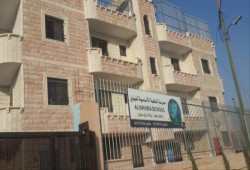 طلاب مدرسة بالقدس أغلقها الاحتلال يدرسون بالشارع