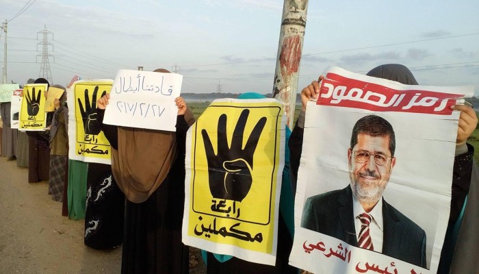 دمياط : حرائر أم الرضا ينظموا سلسلة بشرية رفضا للانقلاب
