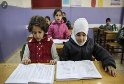 مسؤول تركي: 200 ألف طفل سوري يتلقون تعليمهم في مدارسنا