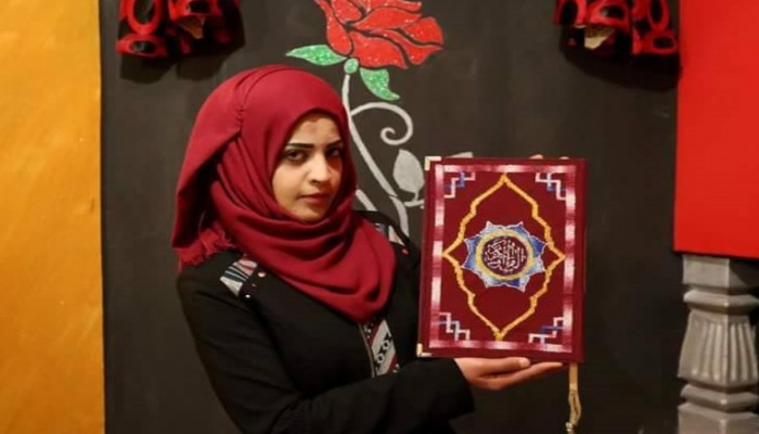 فتاة من غزة تنهي كتابة المصحف كاملا بخط يدها