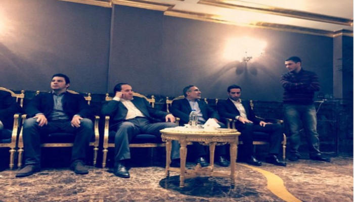 أبو تريكة يتلقى عزاء والده فى قطر